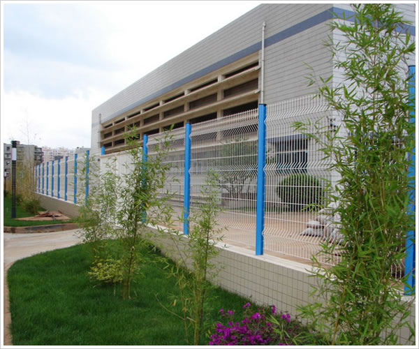 不同顏色搭配桃型立柱護欄網