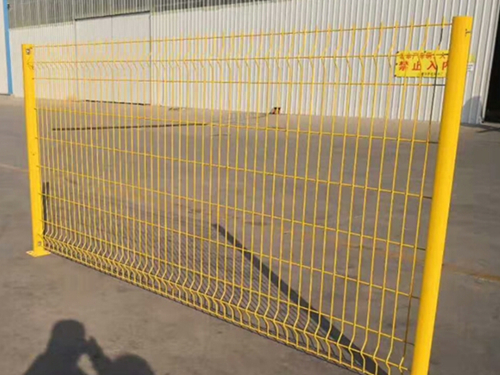 綠色圍山鐵絲網